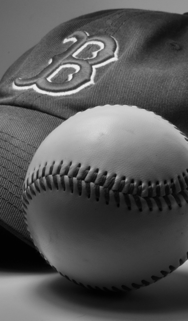 Бейсболка и мяч бейсбольной команды Бостон Ред Сокс 