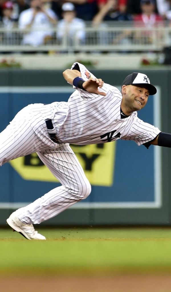 Бейсболист Дерек Джетер ловит мяч 