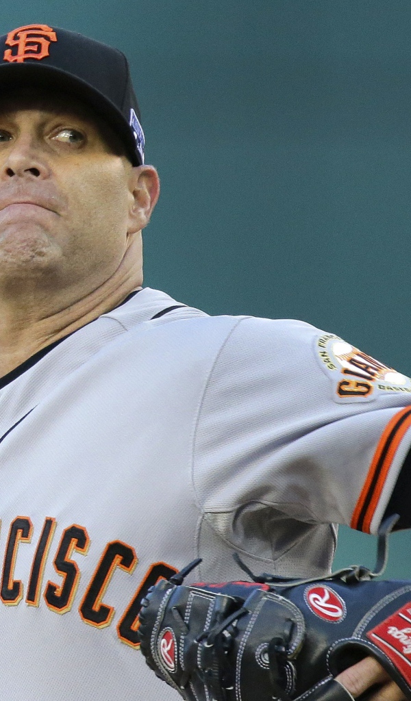 Бейсболист Тим Хадсон бросает мяч 