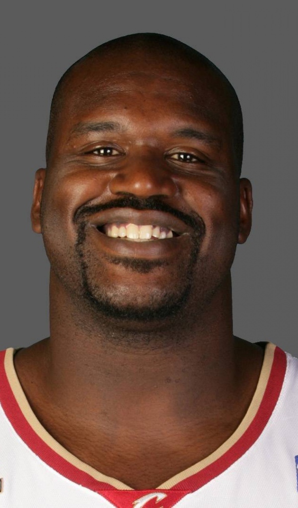 Баскетболист Шакил О’Нил улыбается 