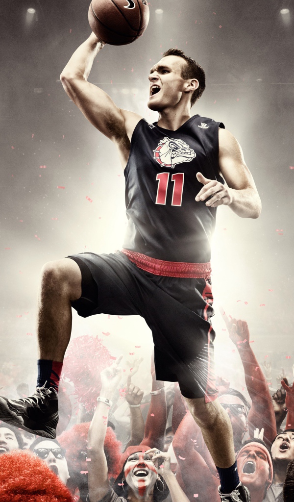 Баскетболист в прыжке над толпой 