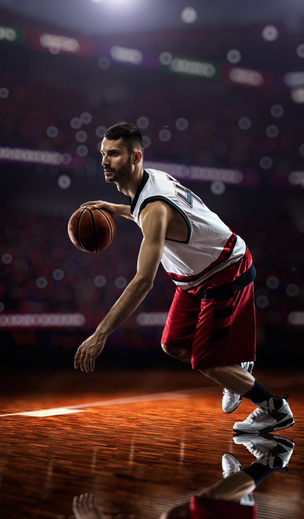 Баскетболист с мячом играет на поле