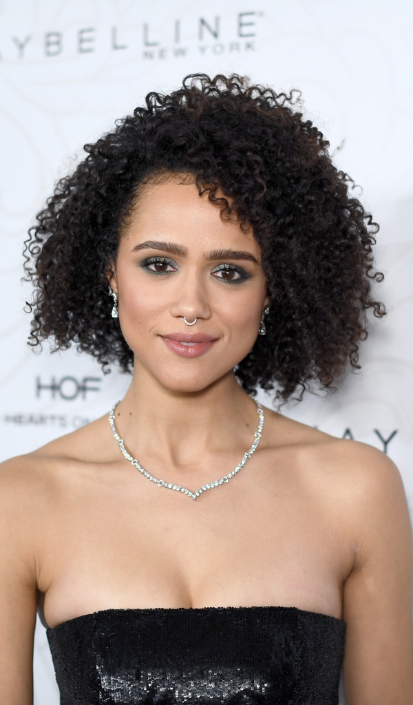 Красивая английская актриса Натали Эммануэль с пирсингом в носу