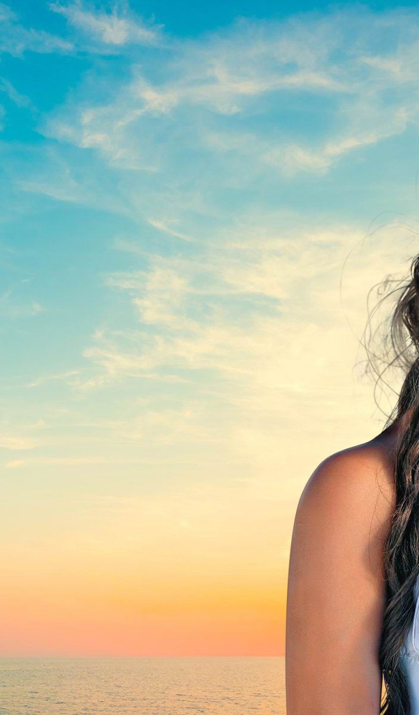 Красивая индийская актриса Айшвария Рай на фоне голубого неба 