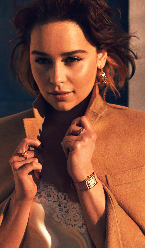 Красивая актриса Эмилия Кларк в пальто