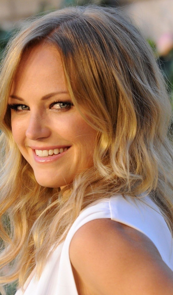 Красивая актриса Малин Акерман в белом платье 