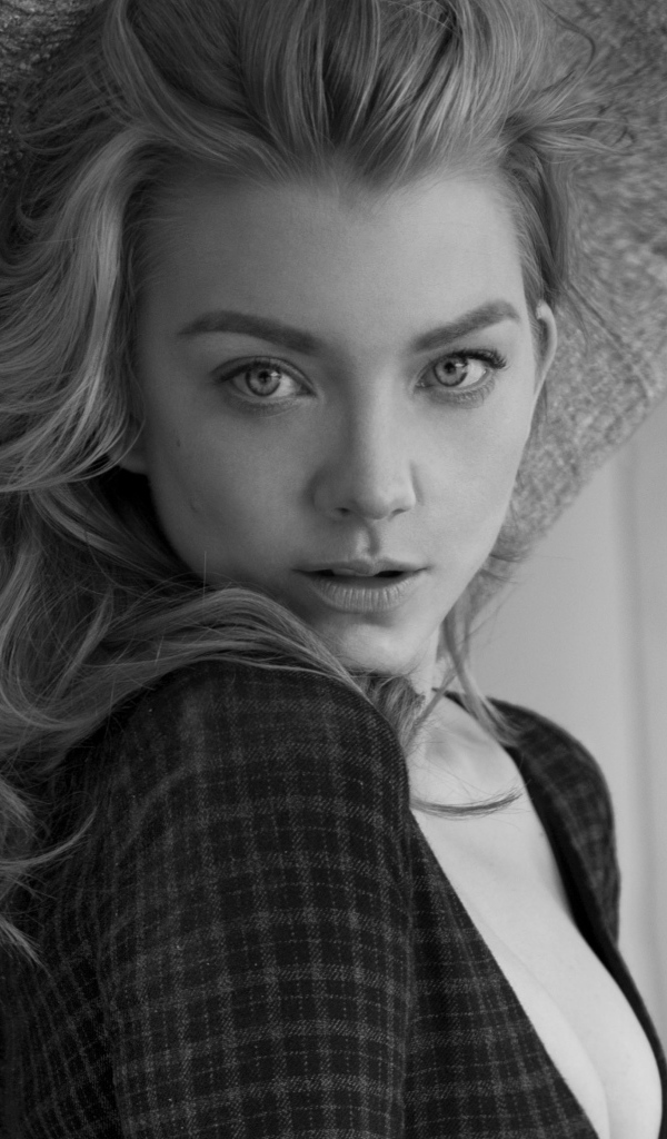 Красивая актриса Натали Дормер черно - белое фото