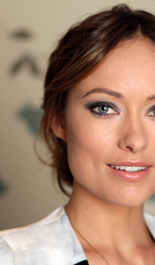 Красивая актриса Оливия Уайлд с очаровательной улыбкой 