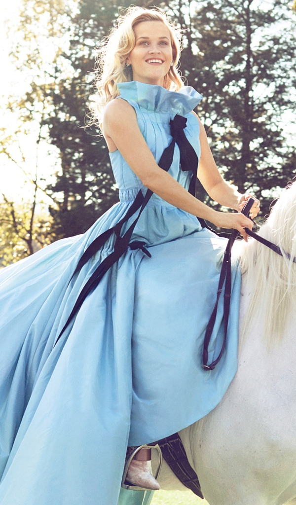 Красивая актриса Риз Уизерспун на белом коне  