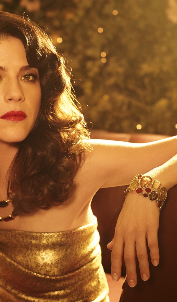 Красивая актриса Сельма Блэр в золотистом платье 