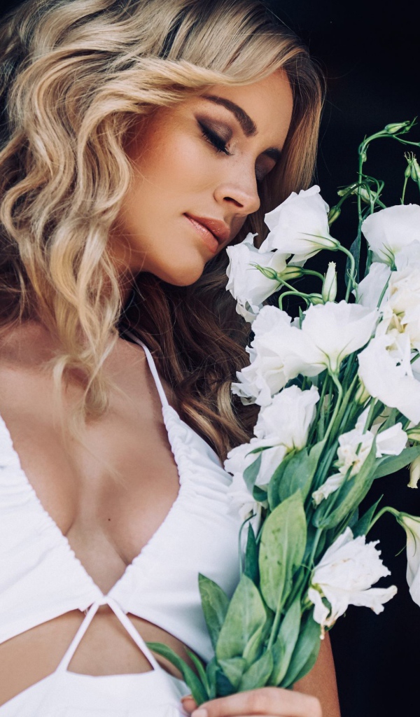 Красивая актриса, популярная актриса и модель Брайана Холли с букетом цветов