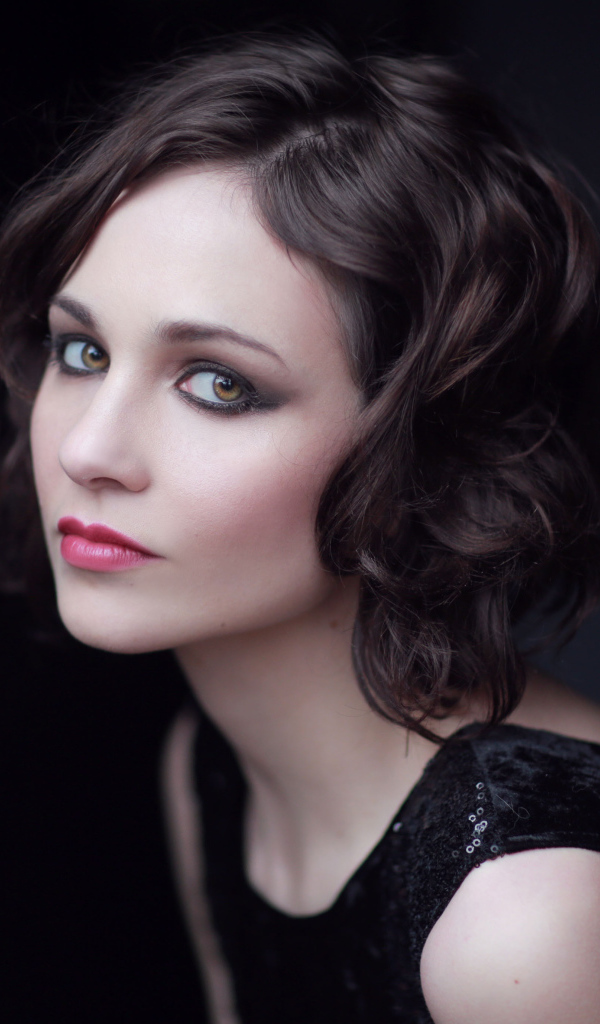 Красивая актриса брюнетка Таппенс Мидлтон