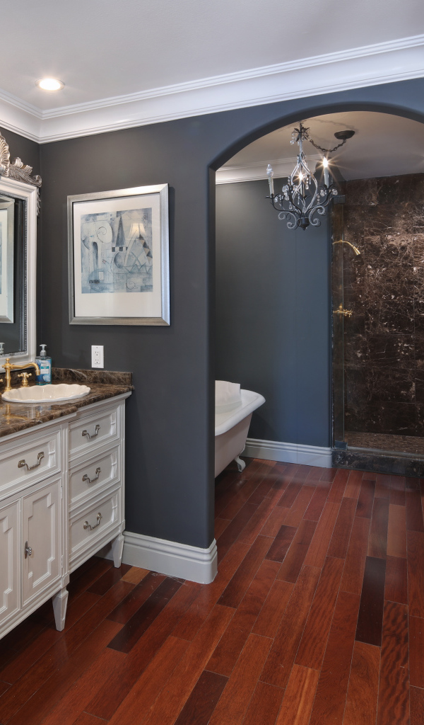 Красивая ванная комната в серо - пастельных тонах