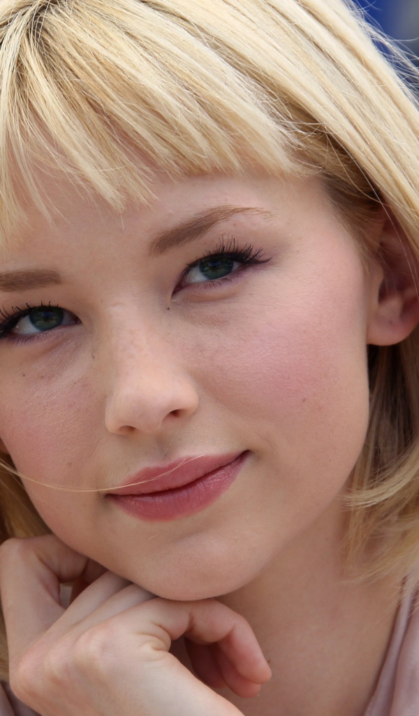 Красивая блондинка, актриса Хейли Беннетт