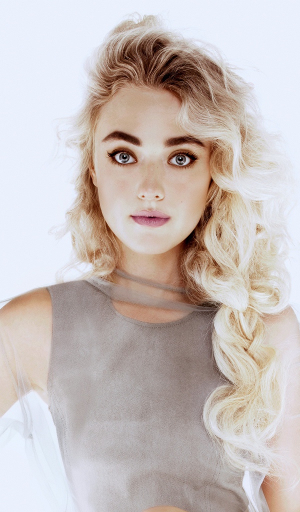 Красивая блондинка, актриса модель Дакота Фэннинг