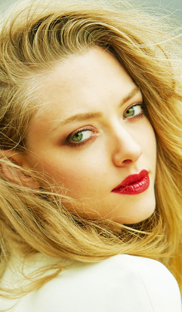 Красивая блондинка актриса Аманда Сейфрид 