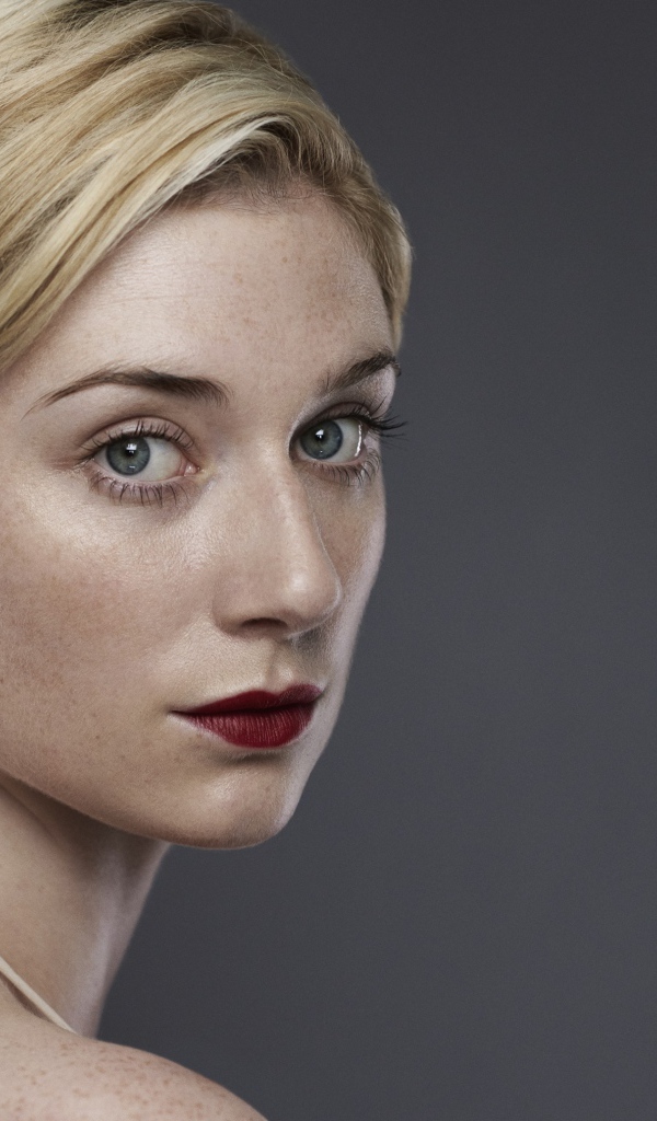 Красивая блондинка актриса Элизабет Дебики, фото на белом фоне