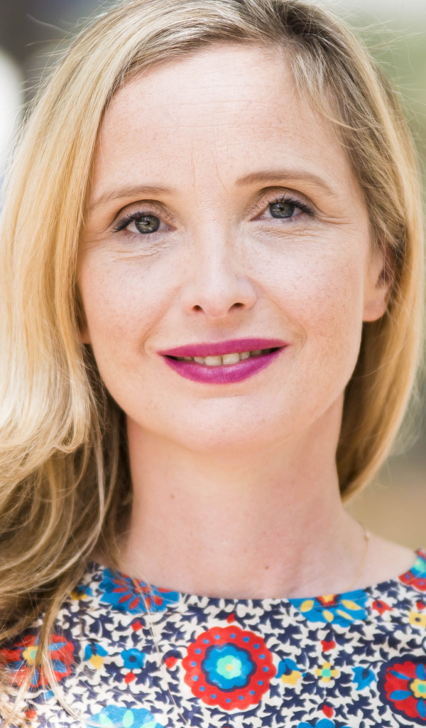 Красивая блондинка актриса Жюли Дельпи