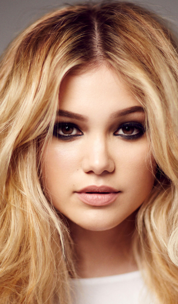 Красивая блондинка актриса Оливия Холт 