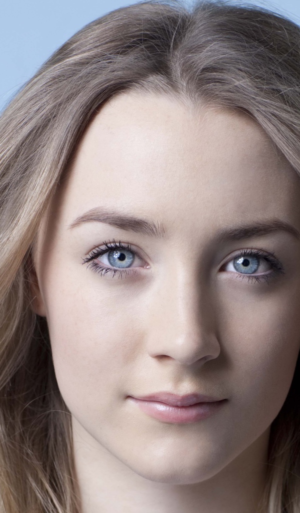 Красивая голубоглазая актриса Сирша Ронан с нежным взглядом