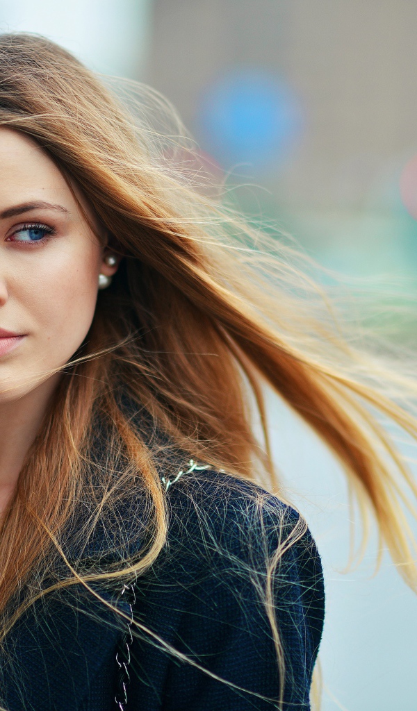 Красивая голубоглазая девушка актриса Кристина Базан