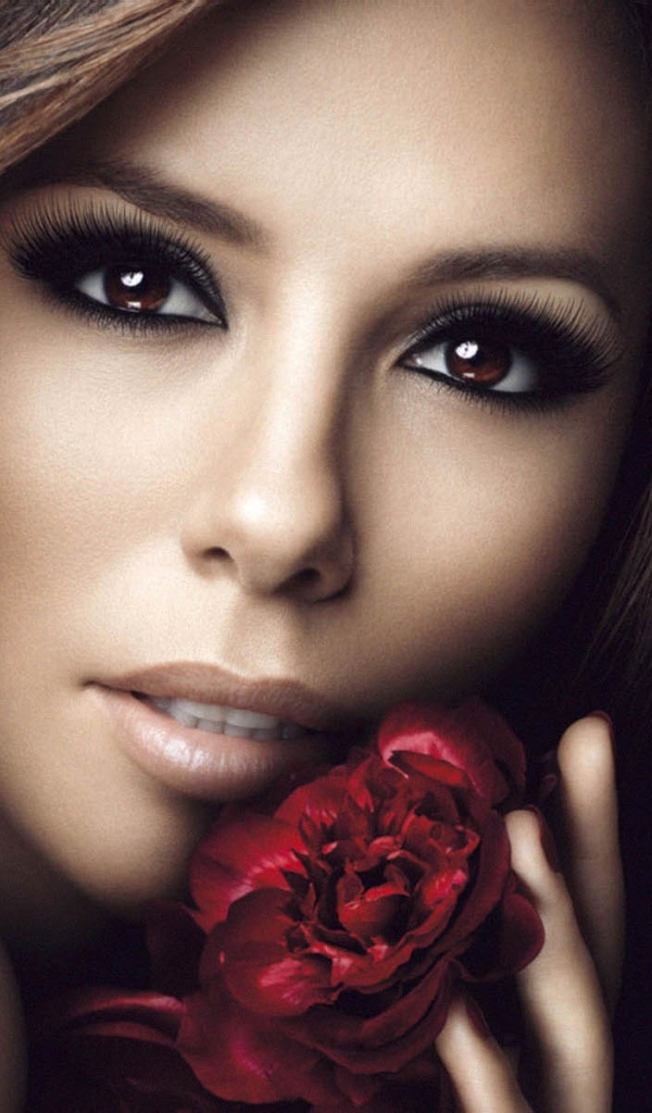 Красивая кареглазая актриса Ева Лонгория с красным цветком