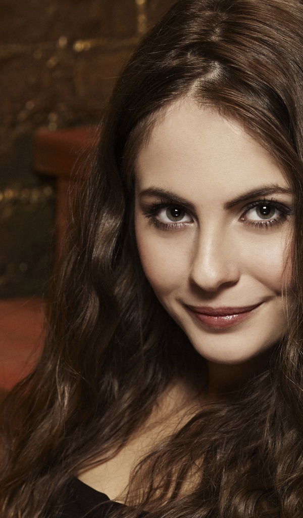 Красивая брюнетка, актриса Уилла Холланд