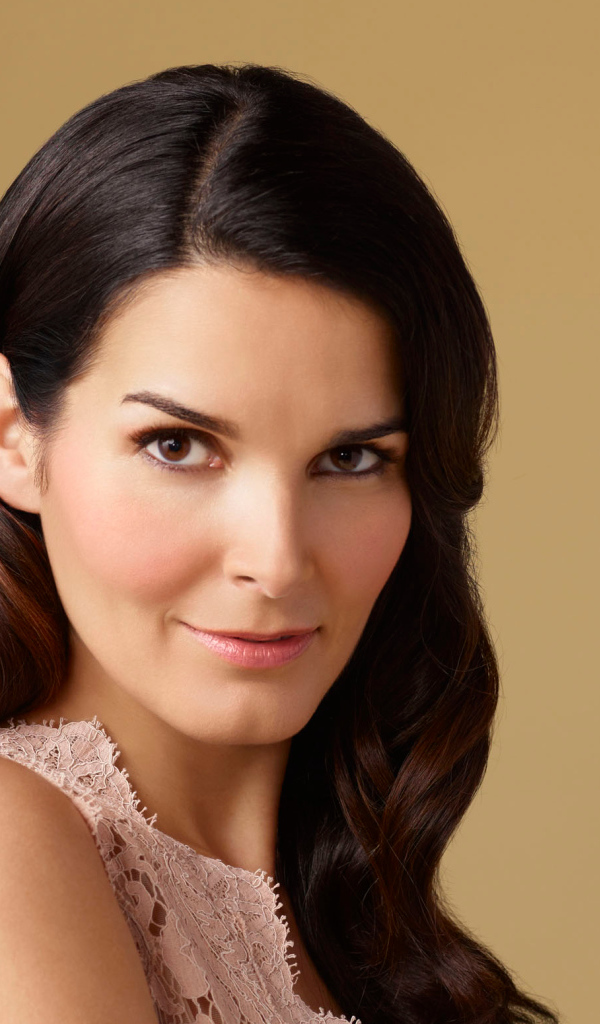 Красивая брюнетка актриса Энджи Хэрмон 