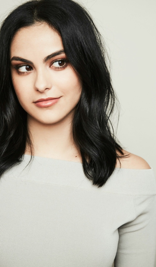 Красивая брюнетка актриса Камила Мендес