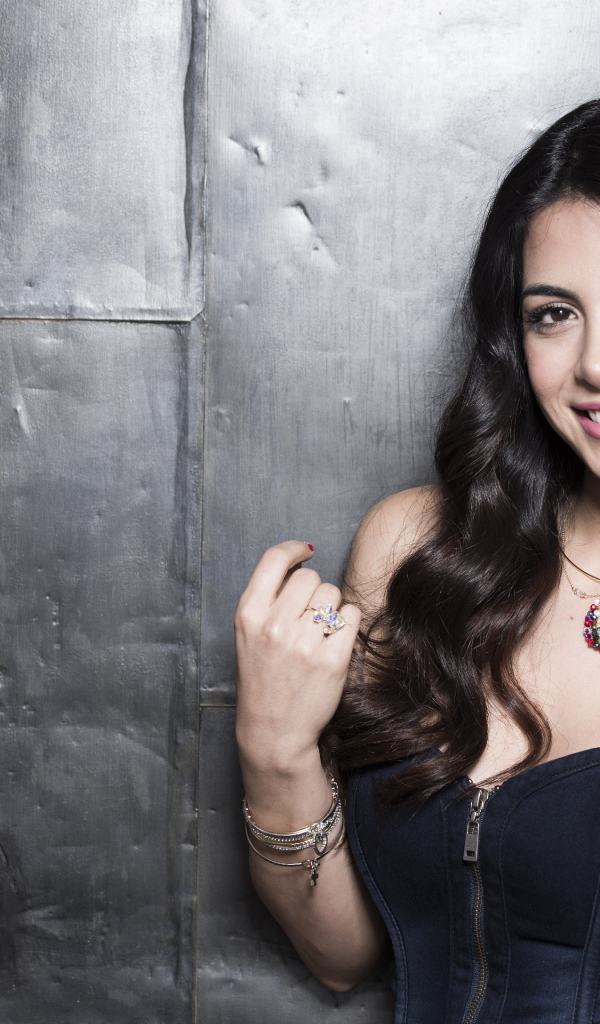 Красивая девушка брюнетка актриса Эмерод Тубия 