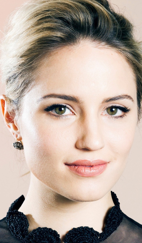 Красивая девушка актриса Дианна Агрон 