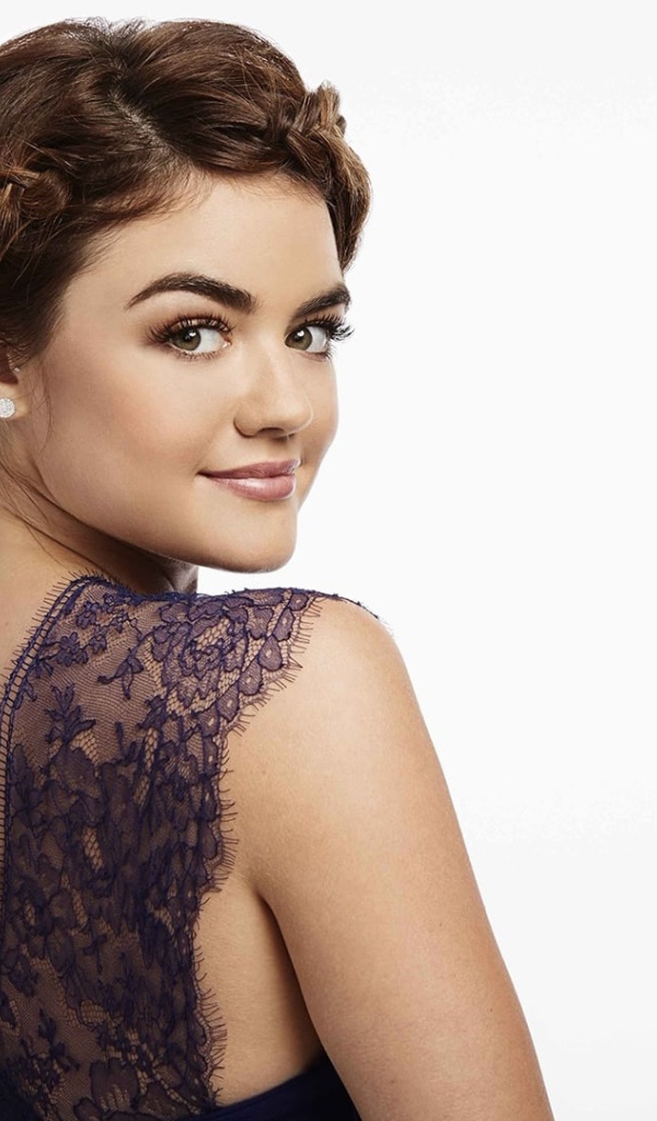 Красивая девушка актриса Люси Хейл 