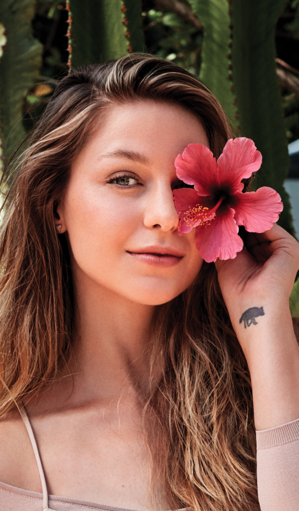 Красивая девушка актриса Мелисса Бенойст с цветком 