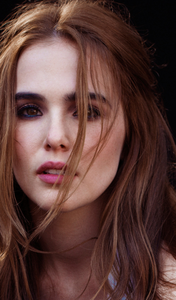 Красивая девушка актриса Зои Дойч, фото на черном фоне