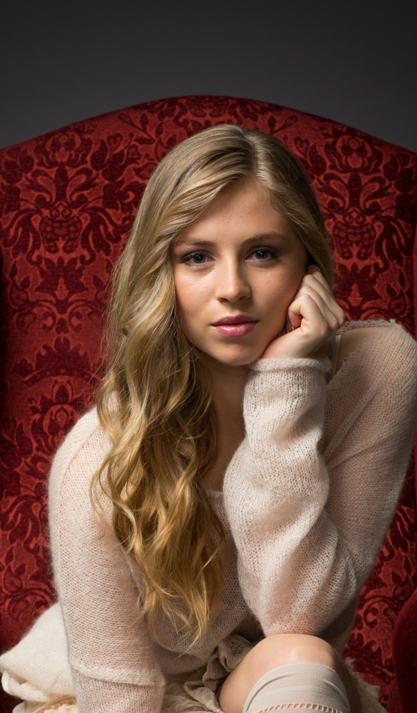 Красивая девушка блондинка актриса Гермиона Корфилд в кресле 