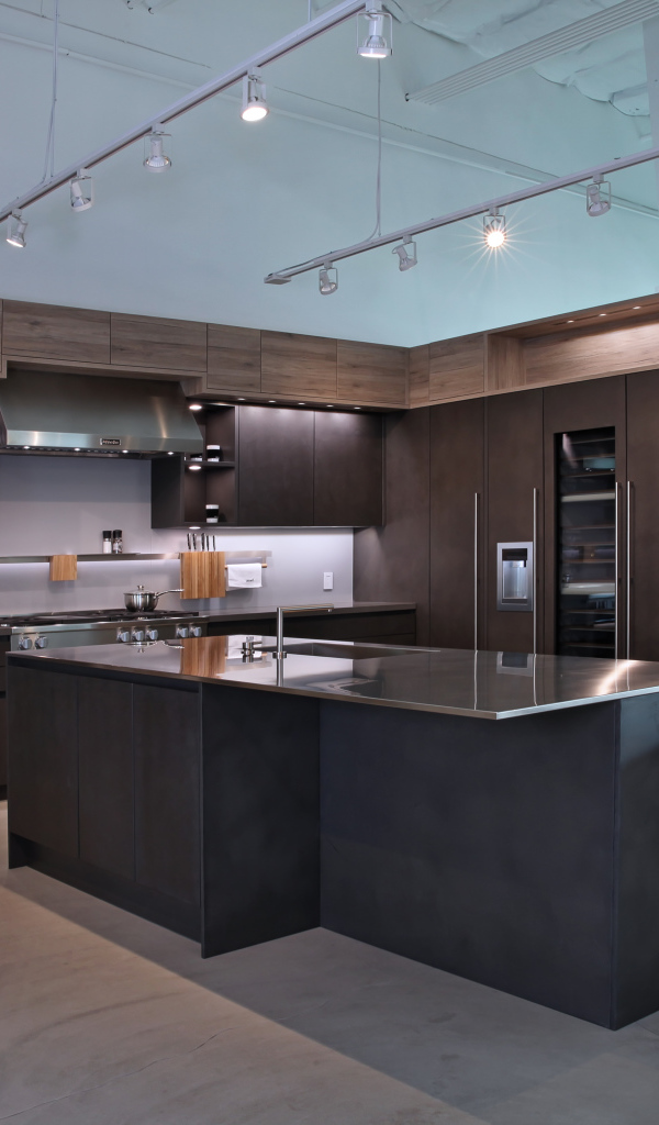 Красивая кухня с деревянными поверхностями и светлым потолком