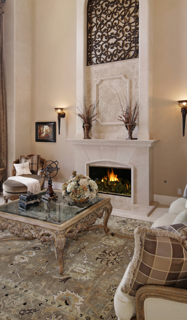 Красивая гостиная с камином в стиле прованс