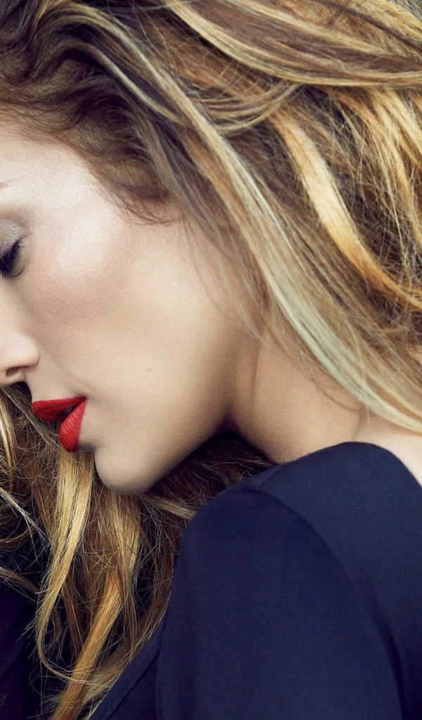 Красивая популярная актриса, певица Дженнифер Лопес