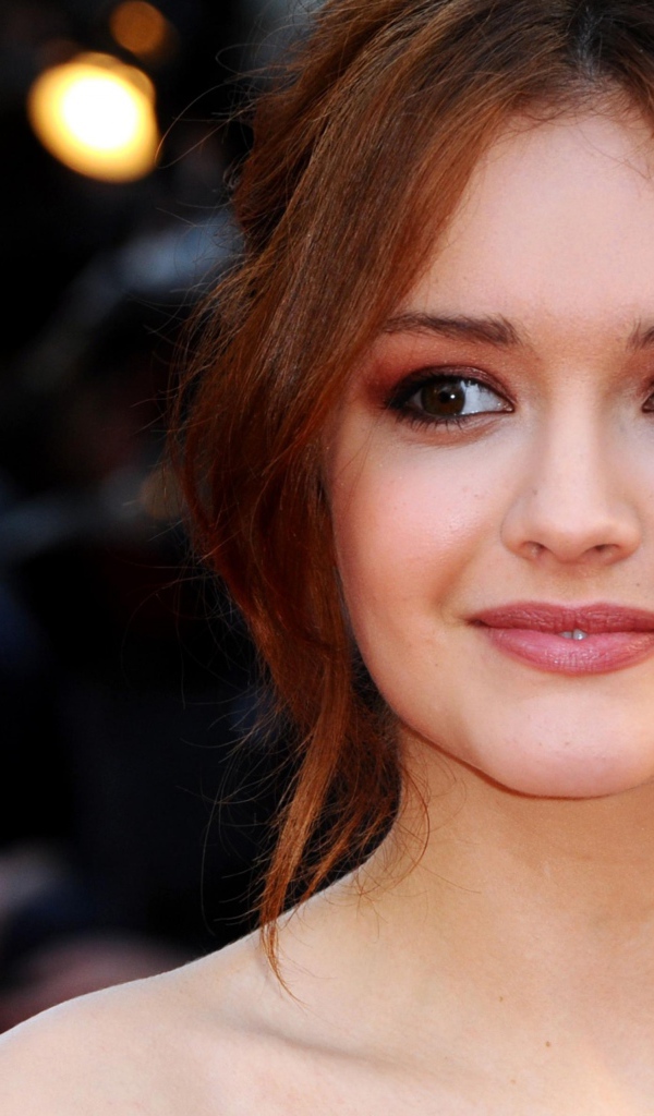 Красивая рыжеволосая актриса Оливия Кук