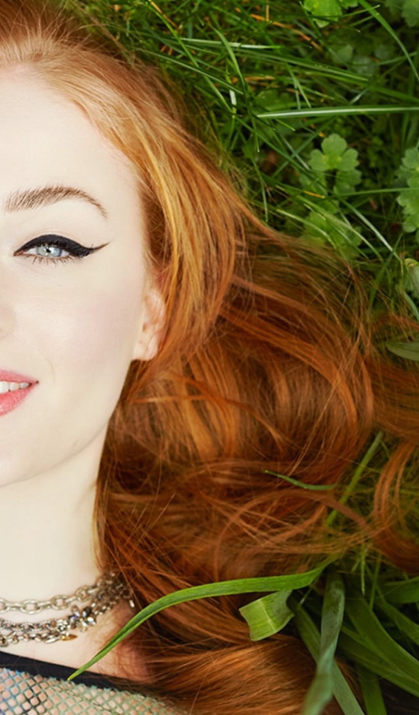 Красивая рыжеволосая актриса Софи Тёрнер 