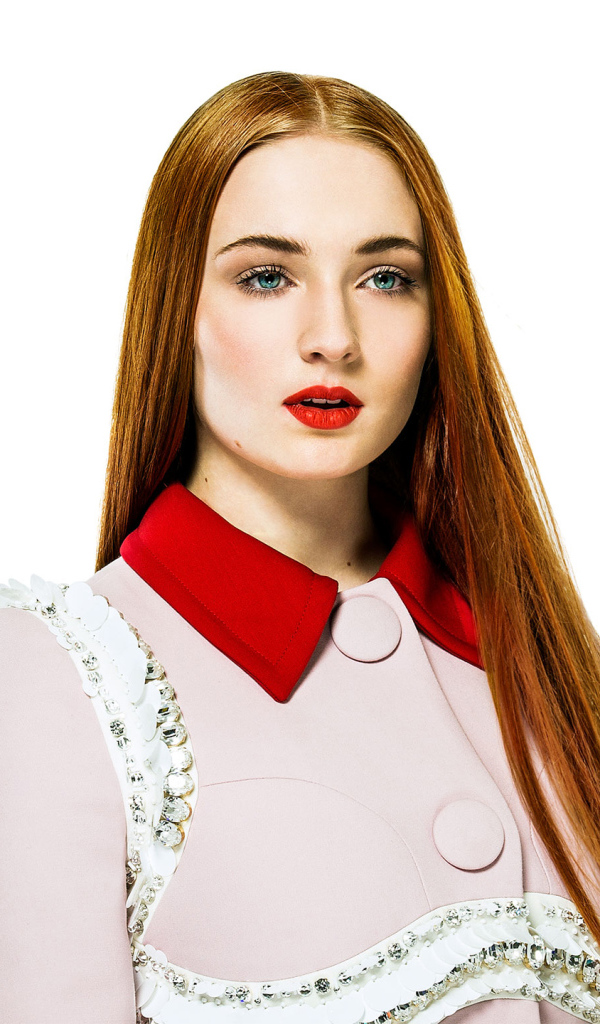 Красивая рыжеволосая актриса Софи Тёрнер фото на белом фоне