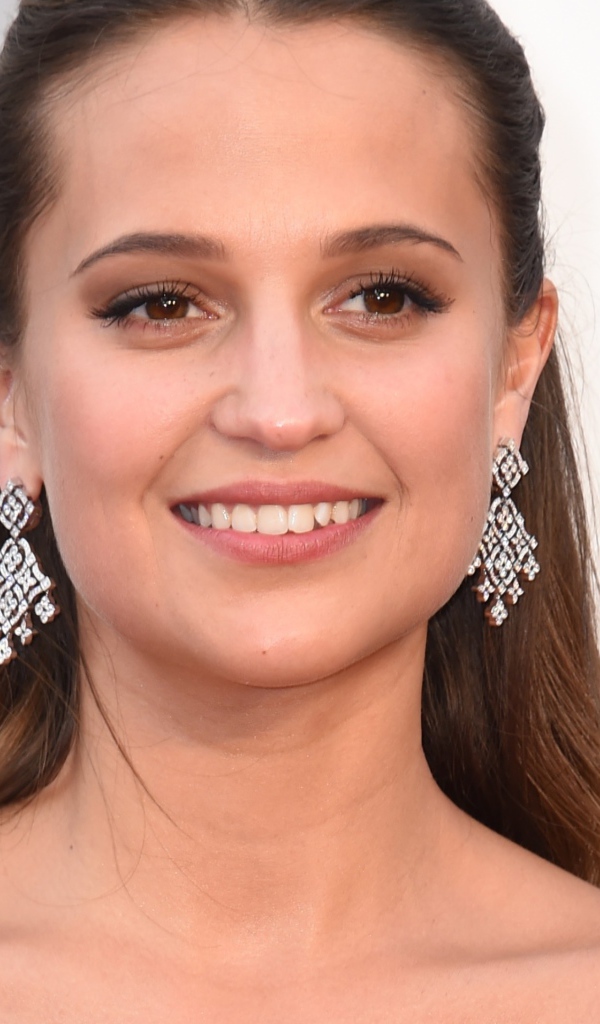 Красивая улыбающаяся актриса Алисия Викандер