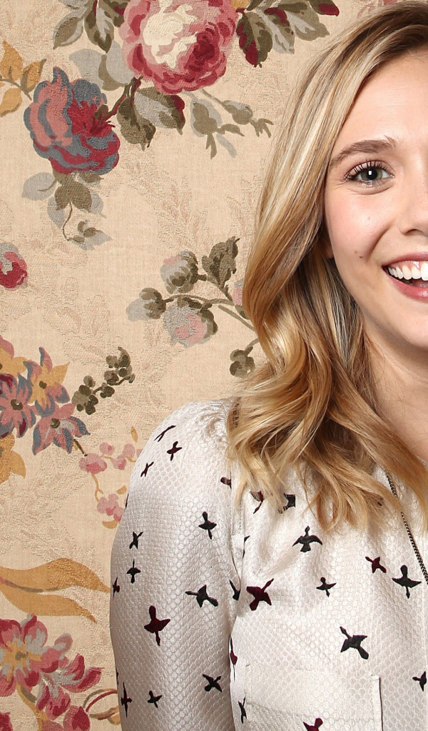 Красивая улыбающаяся актриса Элизабет Олсен