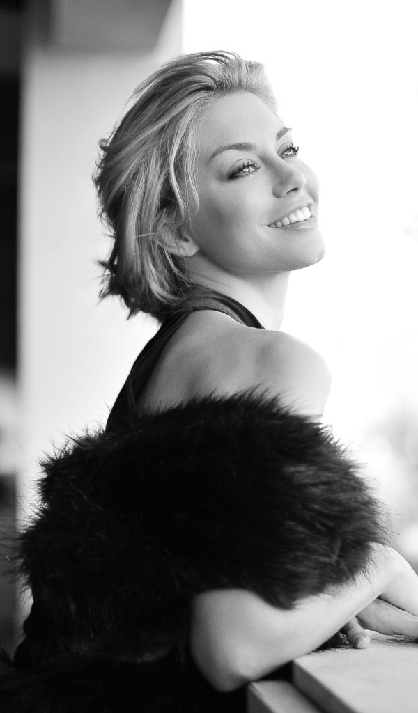 Красивая улыбающаяся актриса Дженнифер Холлэнд черно-белое фото