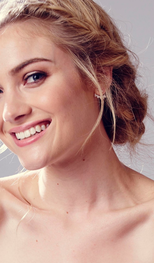 Красивая улыбающаяся актриса Скайлер Сэмюэлс