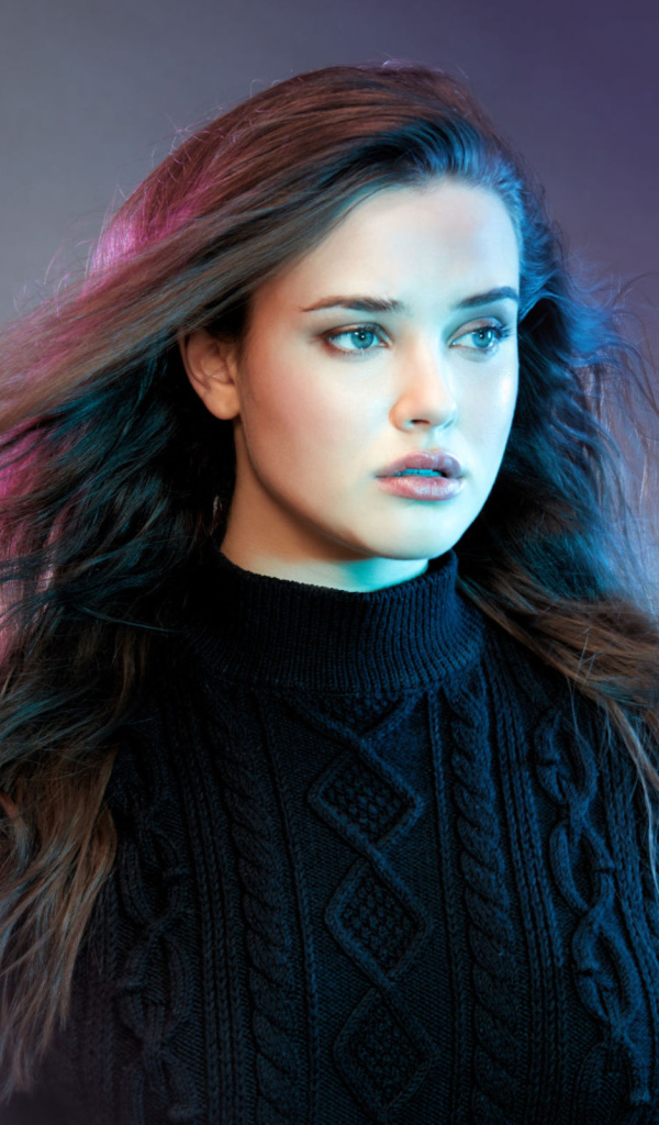 Красивая молодая актриса Кэтрин Лэнгфорд в черном свитере