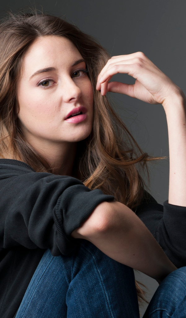 Красивая молодая актриса Шейлин Вудли 