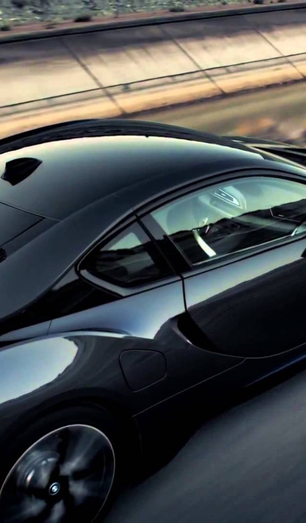 Черный электромобиль BMW i8 