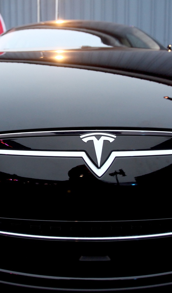 Черный электрический автомобиль Tesla Model 3, 2018 вид спереди