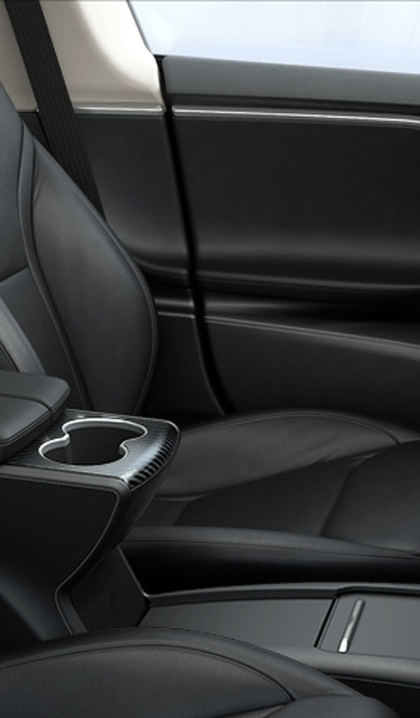 Черный кожаный салон электромобиля Tesla Model S 